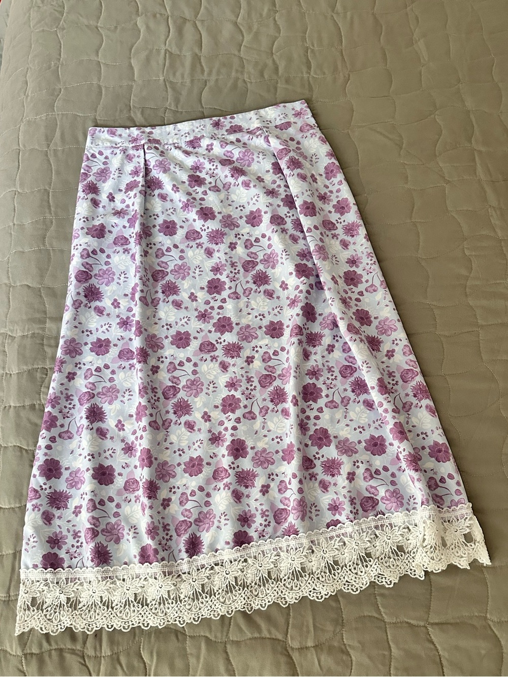 SHEIN Lavender Floral Midi Skirt with Cream Lace Hem